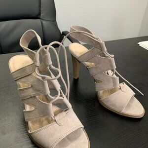Simply Vera by Vera Wang Cream Suede High Heel Size 6 1/2